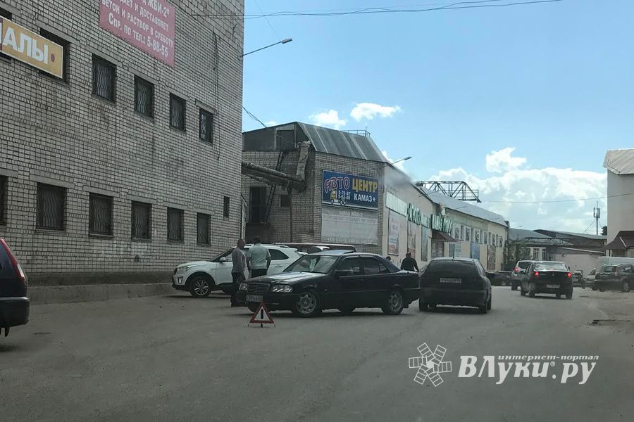 Фотофакт: ДТП на Первомайской в Великих Луках