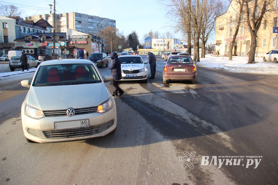 ДТП возле великолукского автовокзала (ФОТО)