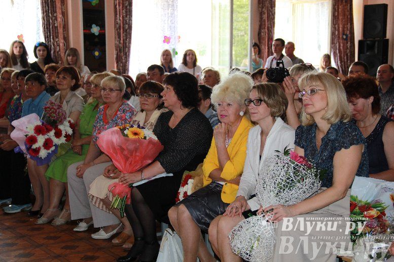 В Великих Луках прозвенели «Последние звонки»
