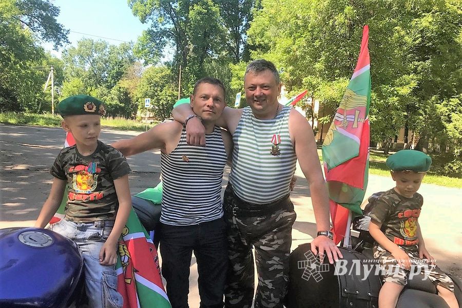 «Злёные береты» в Великих Луках отмечают 100-летие Пограничной службы (ФОТО)