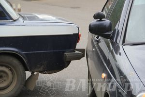 В Великих Луках «Лада Приора» наехала на полицейские жигули