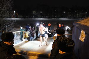 В Великих Луках проходят крещенские купания (ФОТО)