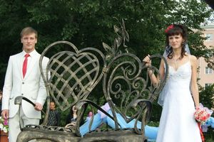 Торжественное открытие парковой скульптуры «Кресло влюбленных»
