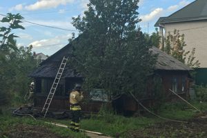 В Великих Луках пожарные тушат барак (ФОТО)