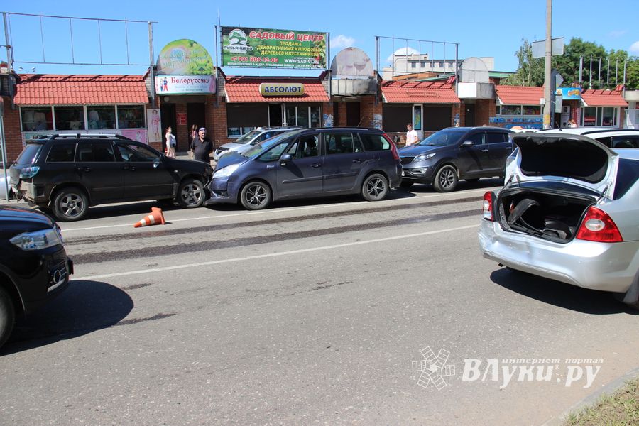 ДТП возле Смоленского рынка (ФОТО)