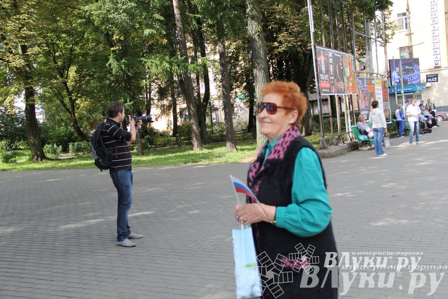 В Великих Луках прошла патриотическая акция, посвященная Дню флага России