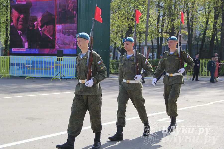 Парад Победы в Великих Луках (фото)