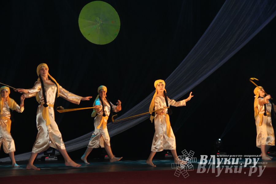 В ДК ЛК прошел музыкально-танцевальный спектакль «Босиком по млечному пути» (фото)