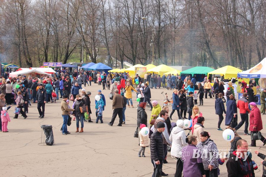 В Великих Луках проходит Весенняя ярмарка (ФОТО)
