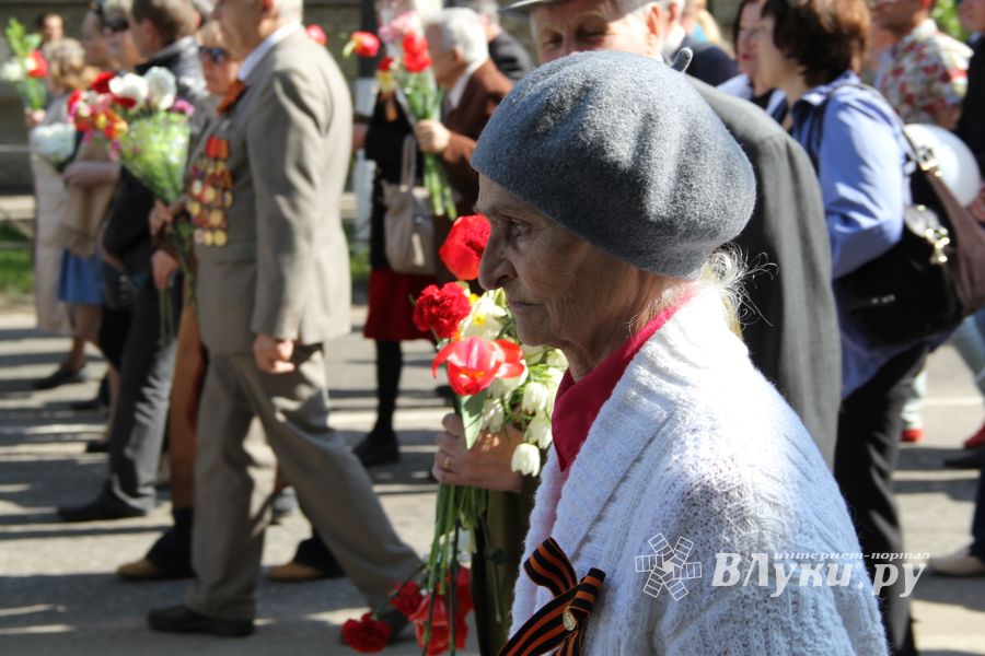 9 мая в Великих Луках. Шествие и салют