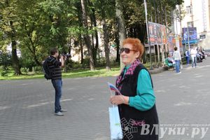 В Великих Луках прошла патриотическая акция, посвященная Дню флага России