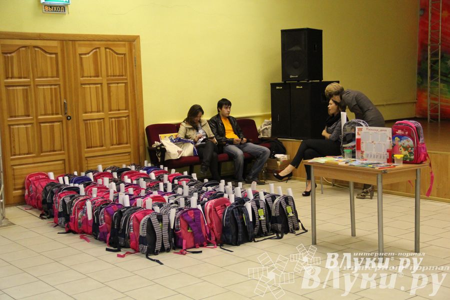 100 будущих первоклассников Великих Лук получили в подарок рюкзаки и школьные принадлежности