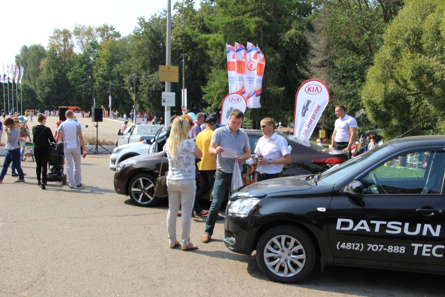​В Великих Луках в День Города прошла «Автовыставка 2018 - ЛЕТО» (ФОТО)