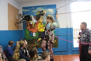 Великолукские школьники попрыгали по «кочкам»