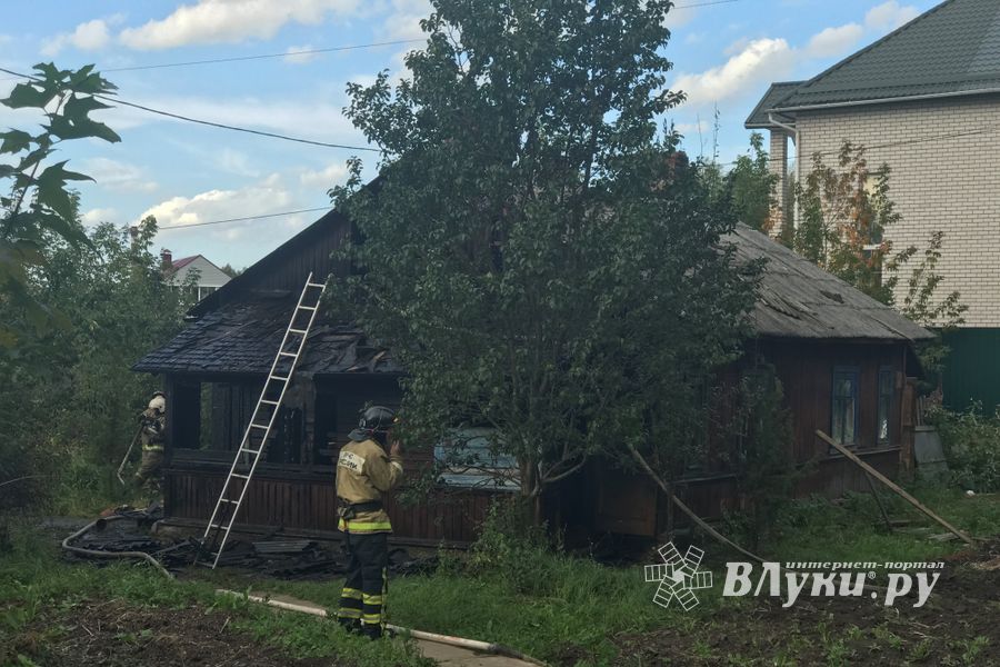 В Великих Луках пожарные тушат барак (ФОТО)