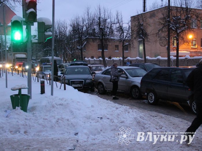Великих Луках столкнулись три автомобиля