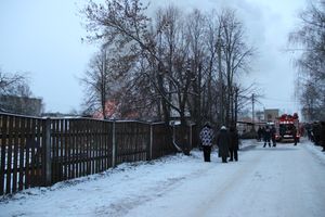 В Великих Луках горел автосервис (фото)