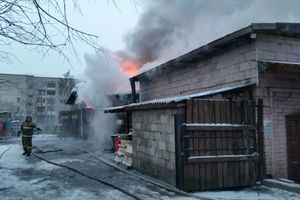 В Великих Луках сгорел автосервис (фото)