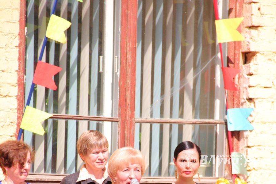 В Великих Луках прозвенели «последние» звонки (ФОТО)