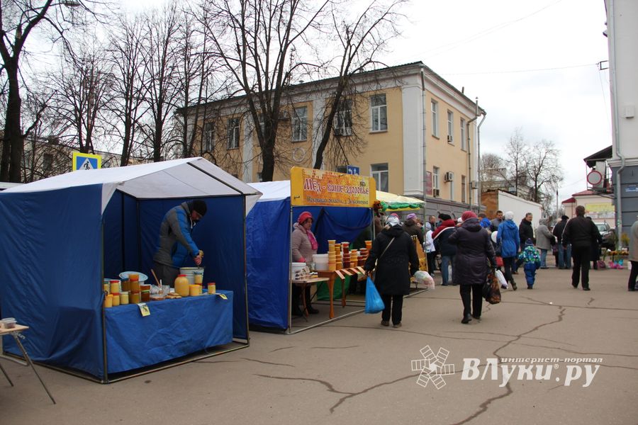В Великих Луках проходит Весенняя ярмарка