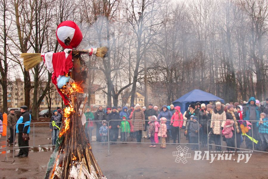 В Великих Луках сожгли Масленицу (фото)
