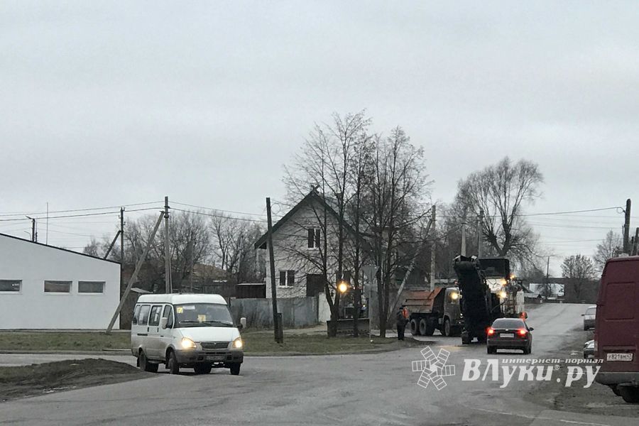 Вниманию автомобилистов - на улице Холмской снимают асфальт (ФОТО)