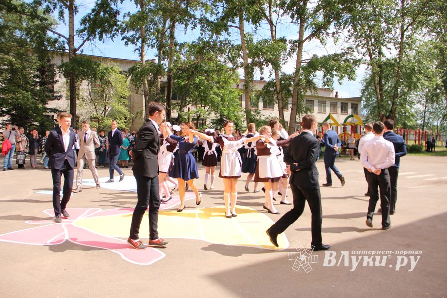 В Великих Луках прозвенели «последние» звонки (ФОТО)