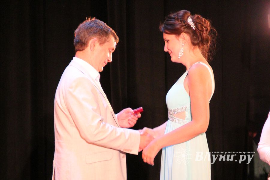 Великолуких выпускников наградили (ФОТО)