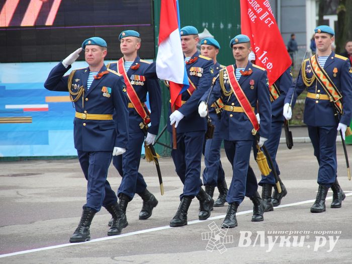 В Великих Луках прошел Парад Победы (ФОТО)