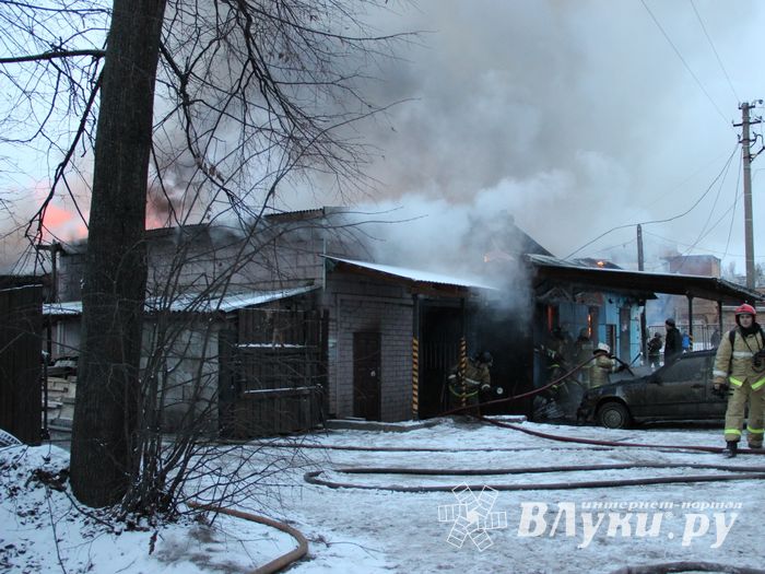 В Великих Луках горел автосервис (фото)