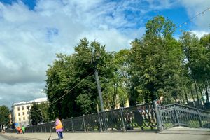 На центральном мосту затруднено движение (ФОТО)