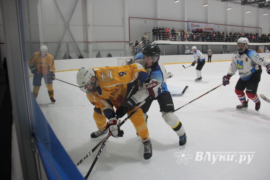 Две великолукские команды хоккеистов одержали победы в домашних матчах (ФОТО)