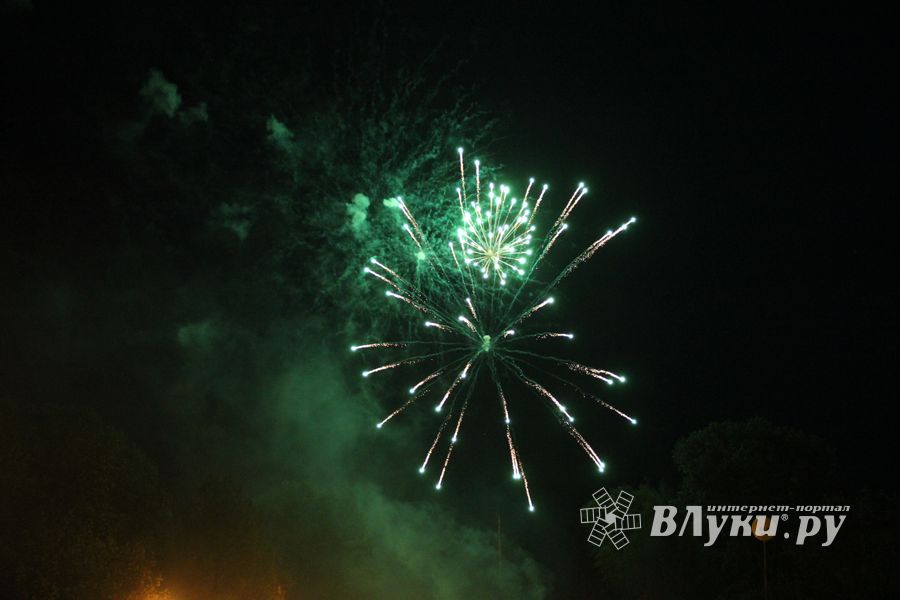 9 мая в Великих Луках. Шествие и салют