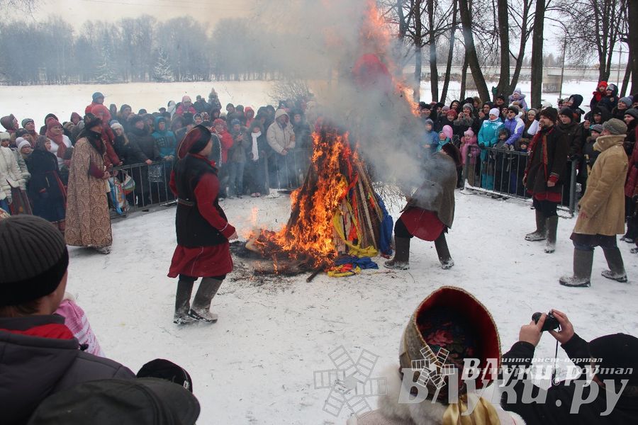 В Великих Луках встретили Масленицу