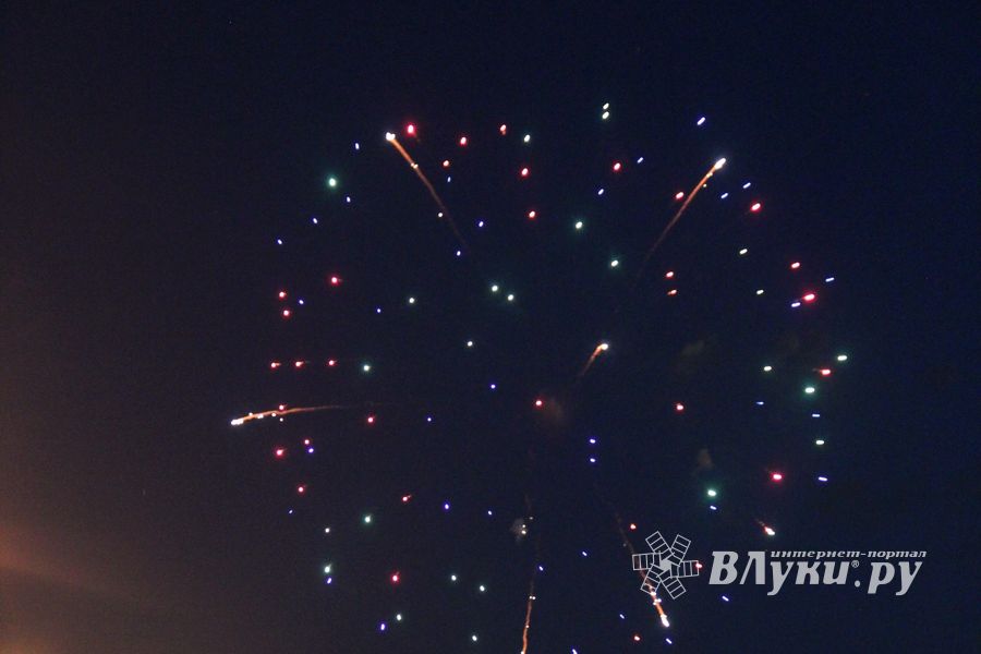 Праздничный салют в честь Дня Победы был дан в Великих Луках (ФОТО)