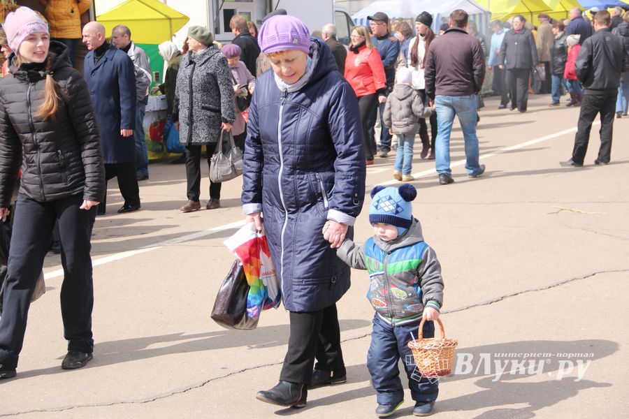 В Великих Луках проходит Весенняя ярмарка