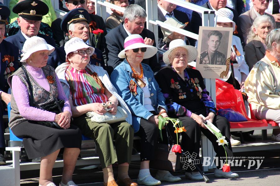 В Великих Луках прошел Парад Победы (ФОТО)