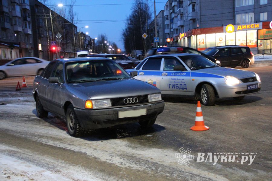 В Великих Луках столкнулись Ауди и ВАЗ (ФОТО)