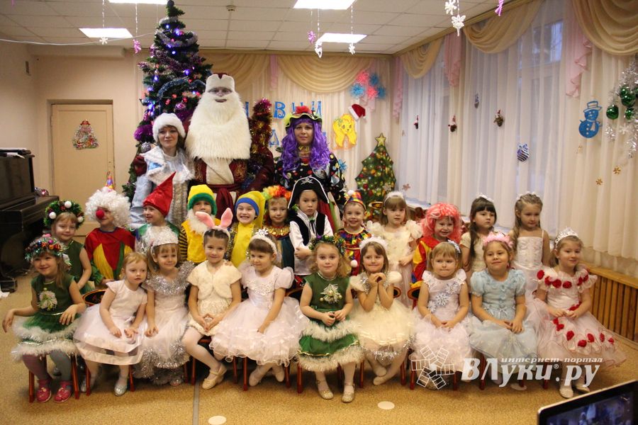 В детских садах Великих Лук проходят новогодние утренники (ФОТО)
