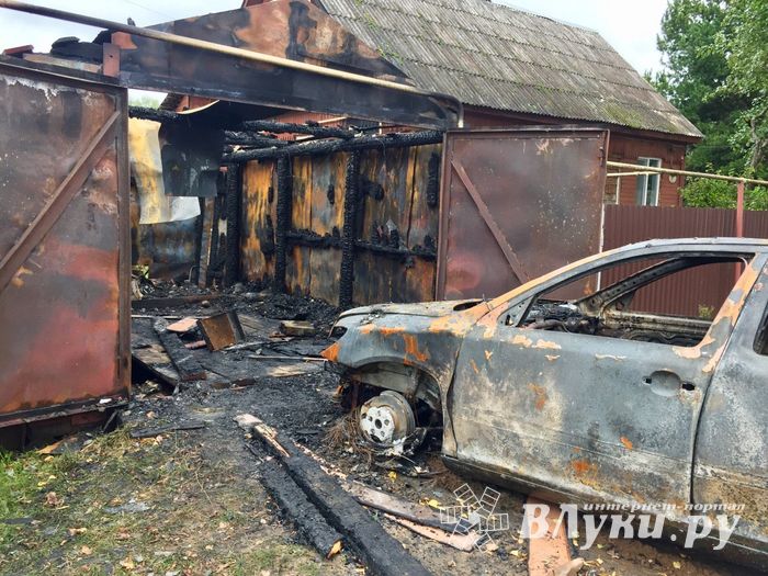 В Великих Луках горел гараж