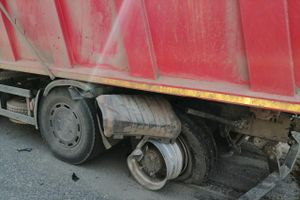 В Великолукском районе «Лексус» врезался в самосвал