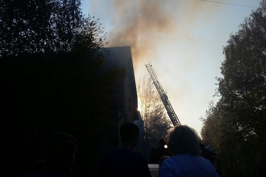 Фотофакт: в Великих Луках горит заброшенное здание