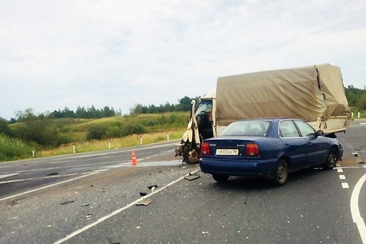 В Великолукском районе столкнулись три легковых автомобиля и один грузовой
