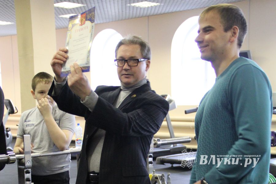 В Великих Луках состоялись Первенство города по жиму штанги и Первый Кубок города по армлифтингу (фото)