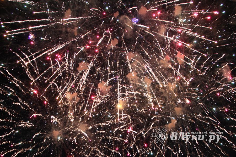 Праздничный салют в честь Дня города