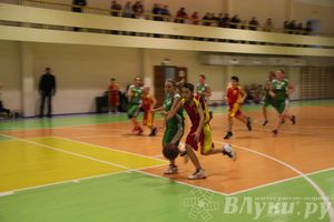 Интересный баскетбольный матч прошел в Великих Луках (фото)