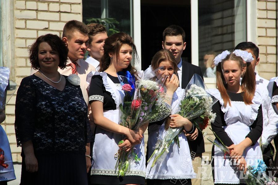 В Великих Луках прозвенели «Последние звонки»