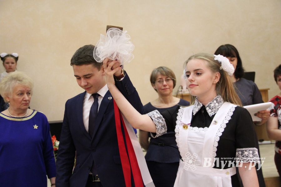 В Великих Луках прошли «Последние звонки» (ФОТО)