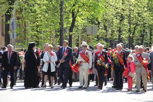 9 мая в Великих Луках. Шествие и салют