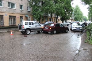 Chevrolet vs Chevrolet: автомобили не поделили улицу в Великих Луках (ФОТО)